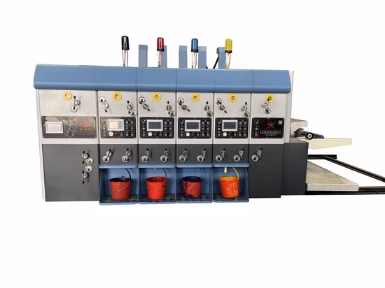 Wellpappe-Kasten, der Flexo-Druckmaschine mit vier Farben herstellt